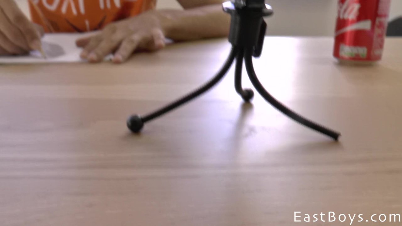 Punheta no escritório - Vídeo de sexo grátis - RedTube