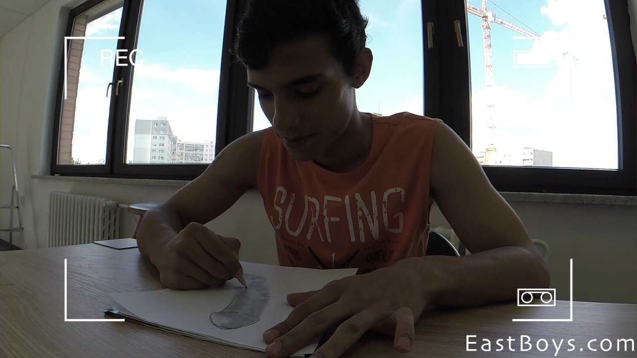 Punheta no escritório - Vídeo de sexo grátis - RedTube