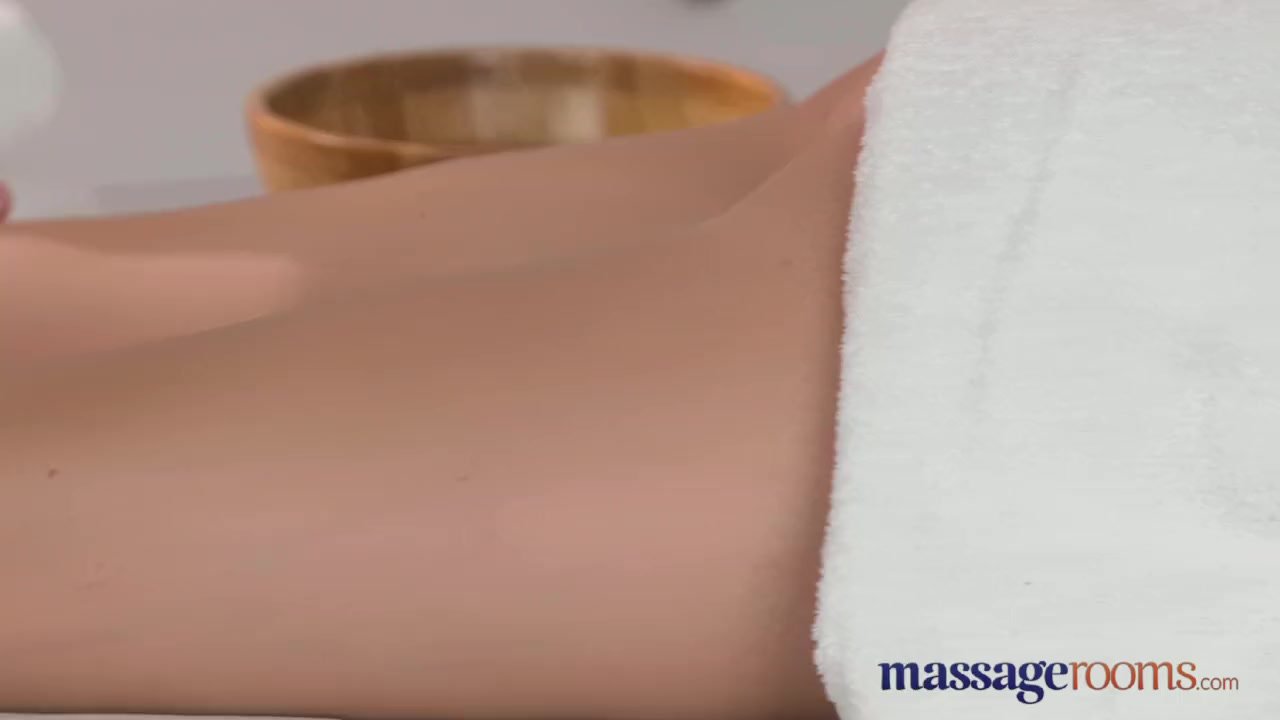 Massage Rooms Innocentブロンド熟女は中出しの前に激しいオーガズムを持っています - 無料セックスビデオ - RedTube