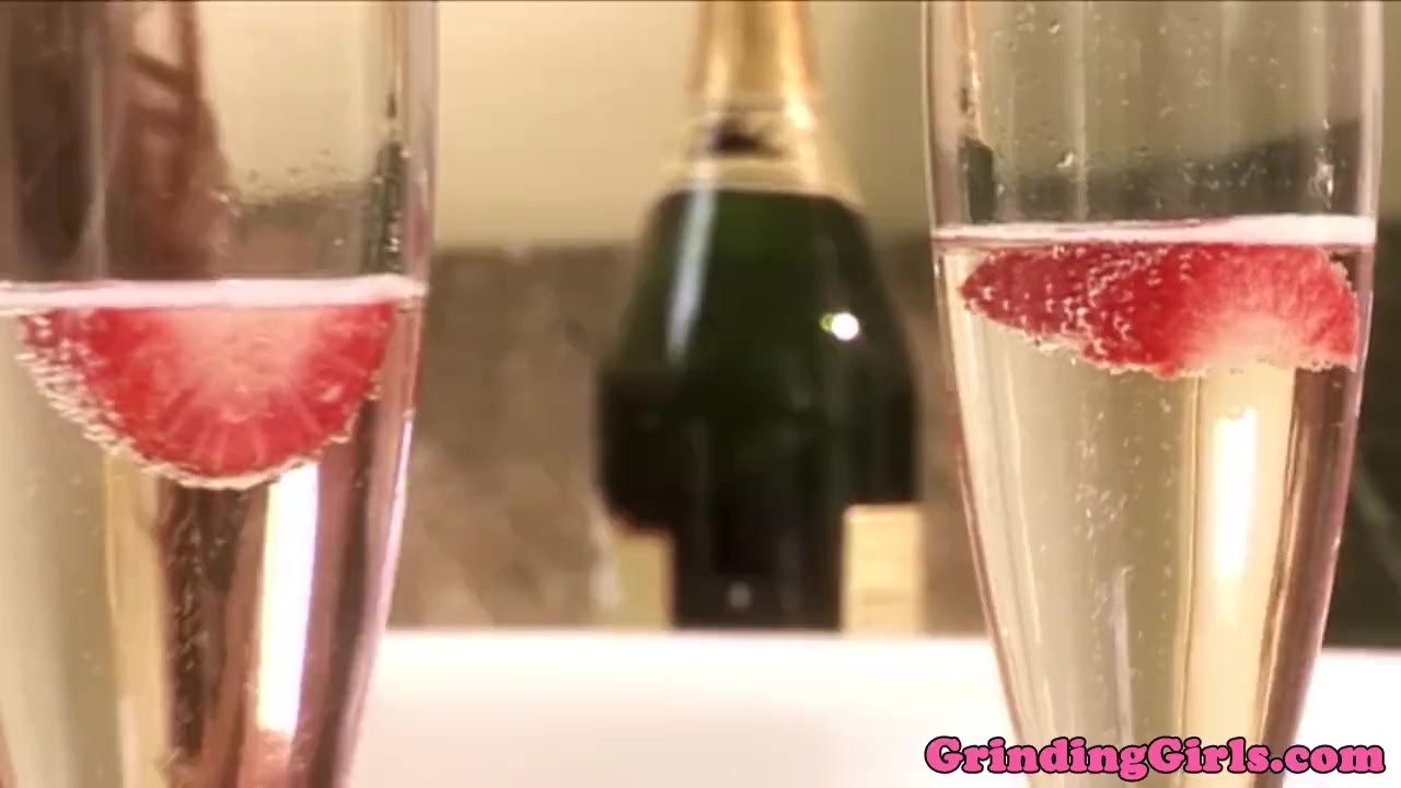 Glamour dykes analplay in bathtub - Free Sex Video - RedTube