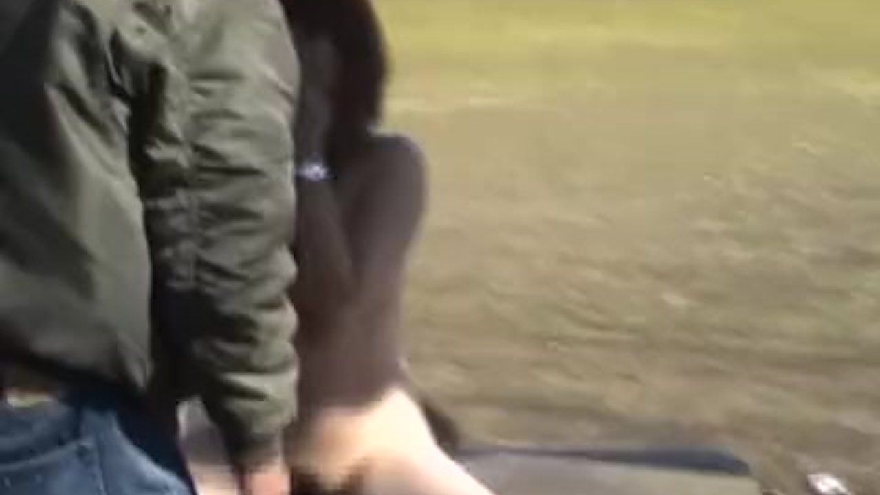 サッカー少年 全裸 禁止行為】サッカー少年達から見える位置で全裸露出＆オシッコしちゃう悪ノリ素人たち！！ - ぬきとも