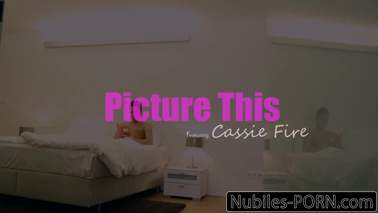 色白の巨乳義妹が彼氏の巨根をねっくり舐め上げる - RedTube