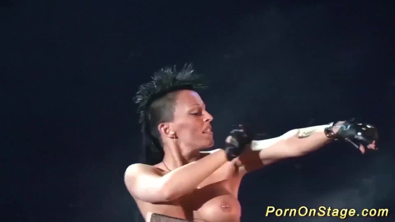 extreme fetish show on public show stage - 無料セックスビデオ - RedTube