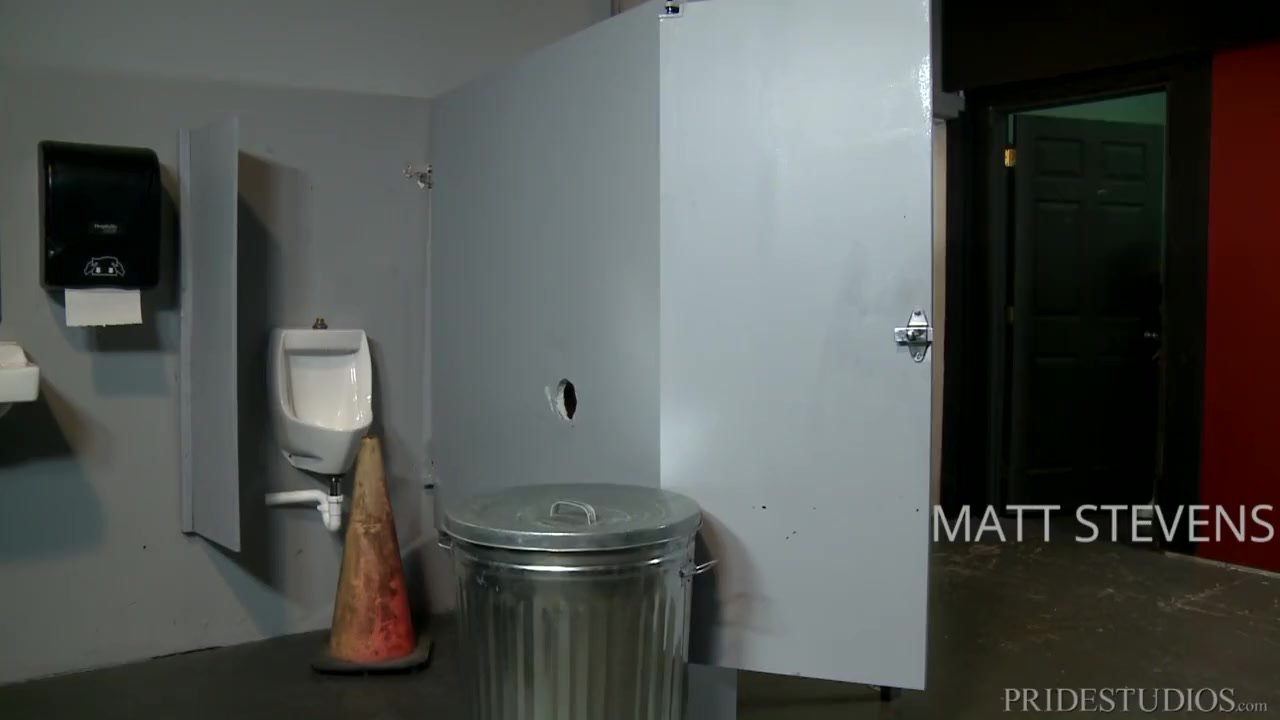 Sean Duran Gives Bored Couple Glory Hole Surprise! - 無料セックスビデオ - RedTube
