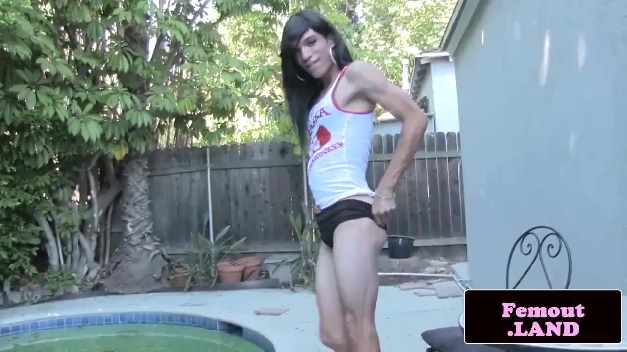 TS debutante masturbates outdoors in closeup - Darmowe seks wideo - RedTube