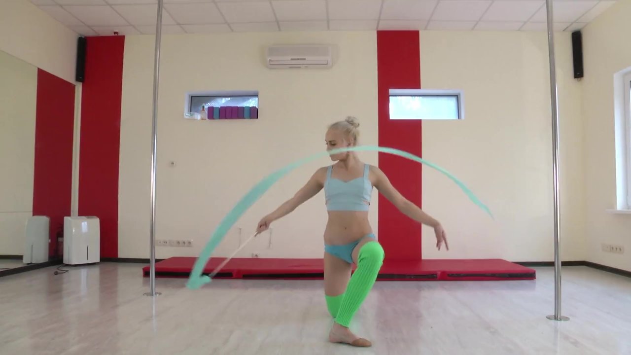 Teen sexy gymnast absolutely nude in front of the camera!