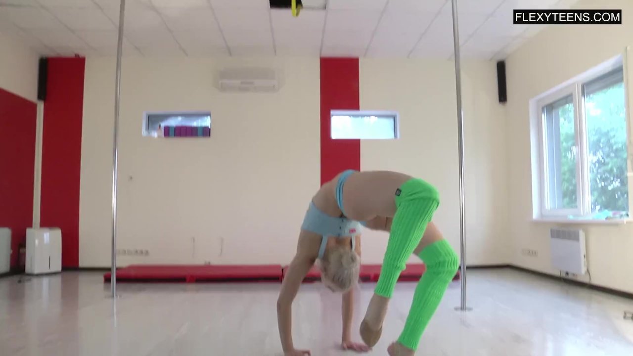 Teen sexy gymnast absolutely nude in front of the camera!