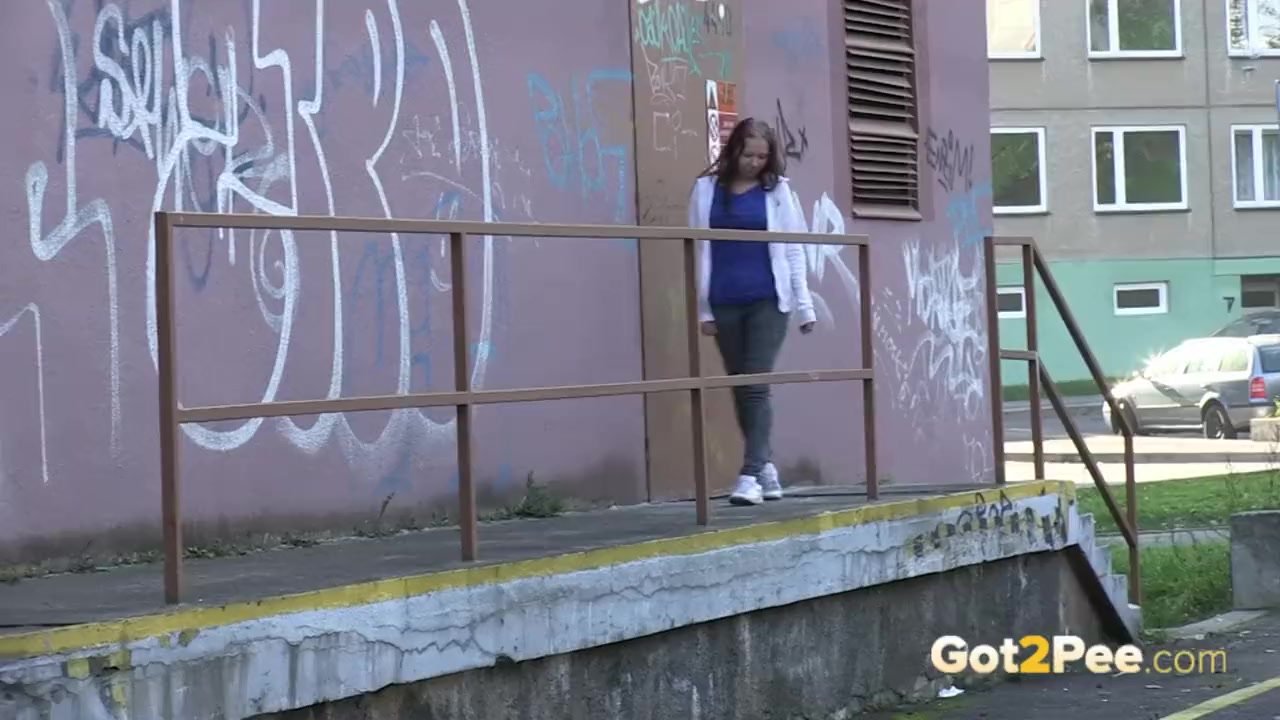Brunette pushes her ass in the air to piss - Free Sex Video - RedTube