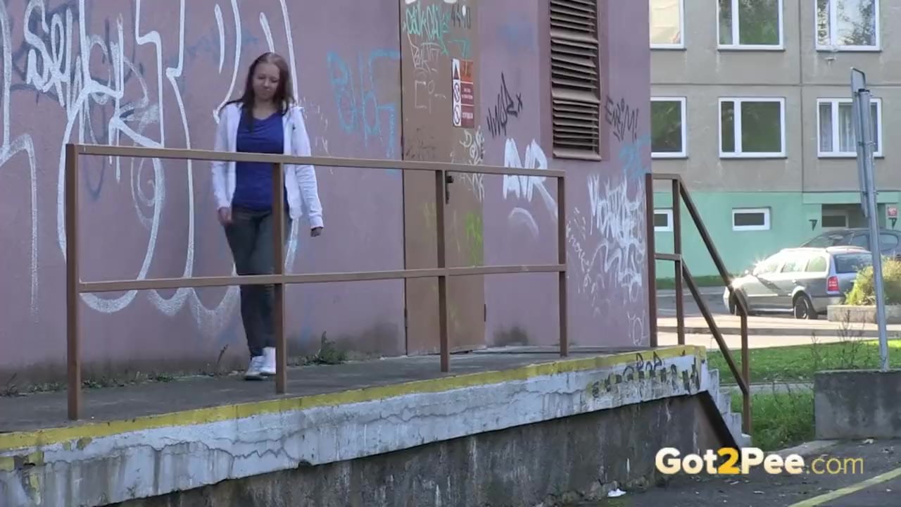 Brunette pushes her ass in the air to piss - Free Sex Video - RedTube