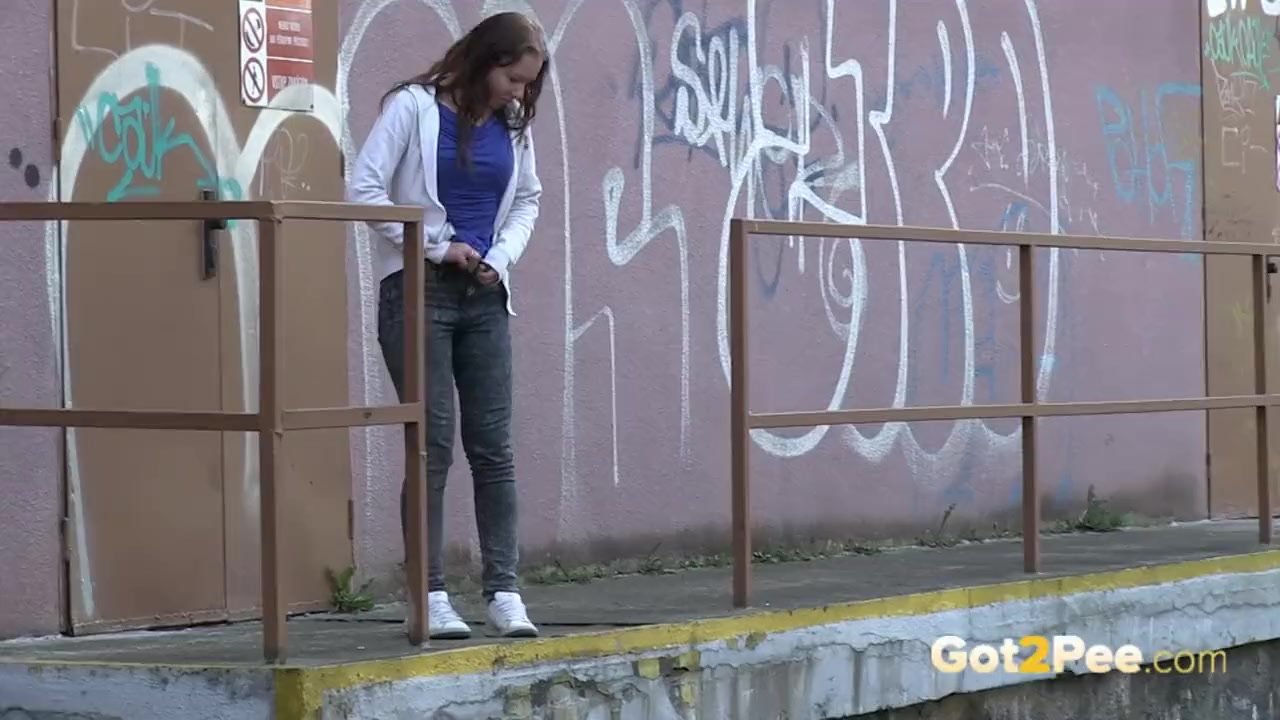 Brunette pushes her ass in the air to piss - Free Sex Video - RedTube