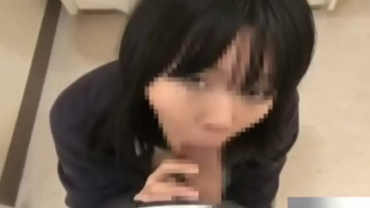 【個人撮影】多目的トイレでサラリーマンとハメ撮り援交してるチンコの扱いに慣れた女子校生♪