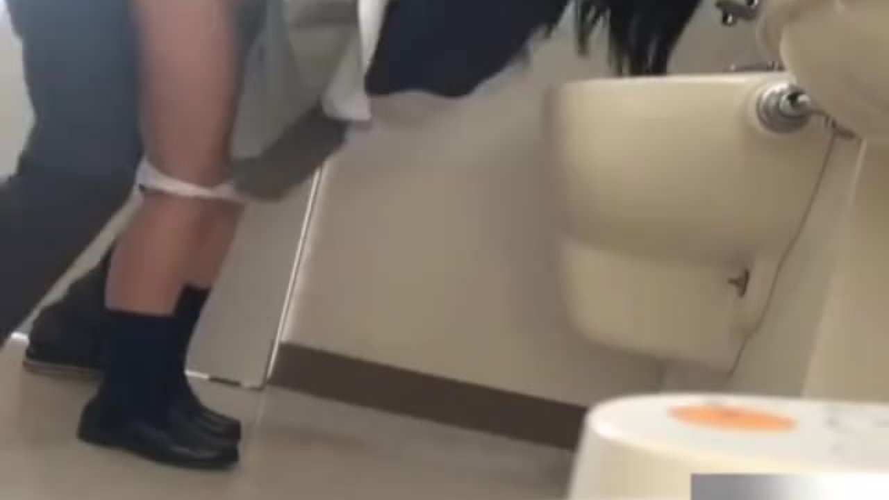 【個人撮影】多目的トイレでサラリーマンとハメ撮り援交してるチンコの扱いに慣れた女子校生♪