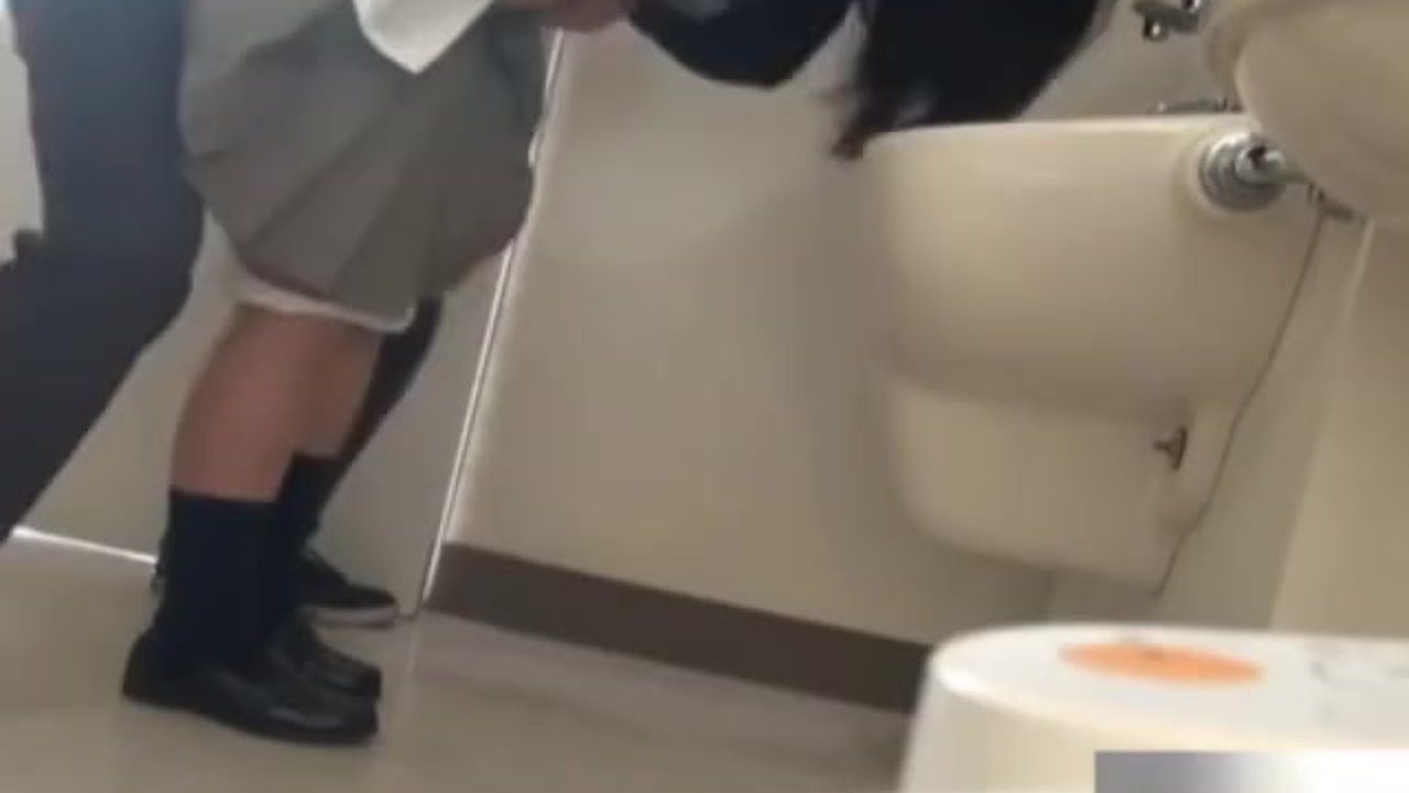 【個人撮影】多目的トイレでサラリーマンとハメ撮り援交してるチンコの扱いに慣れた女子校生♪
