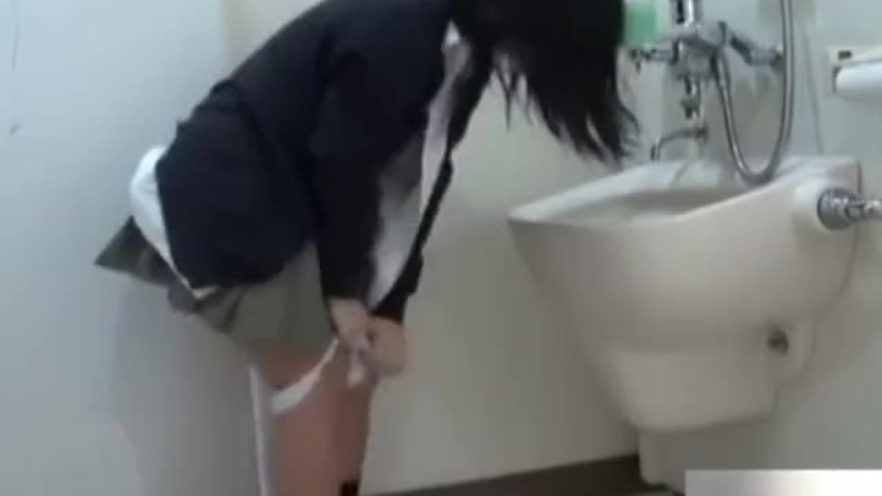 【個人撮影】多目的トイレでサラリーマンとハメ撮り援交してるチンコの扱いに慣れた女子校生♪