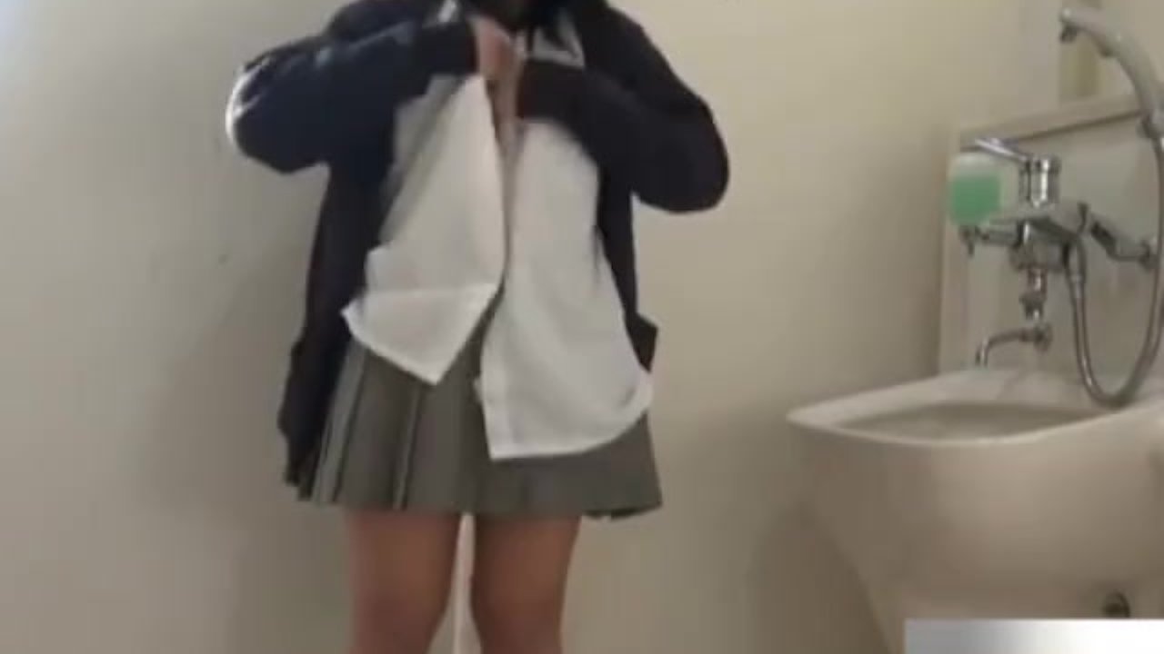 【個人撮影】多目的トイレでサラリーマンとハメ撮り援交してるチンコの扱いに慣れた女子校生♪