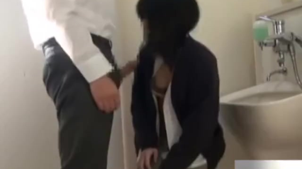 【個人撮影】多目的トイレでサラリーマンとハメ撮り援交してるチンコの扱いに慣れた女子校生♪